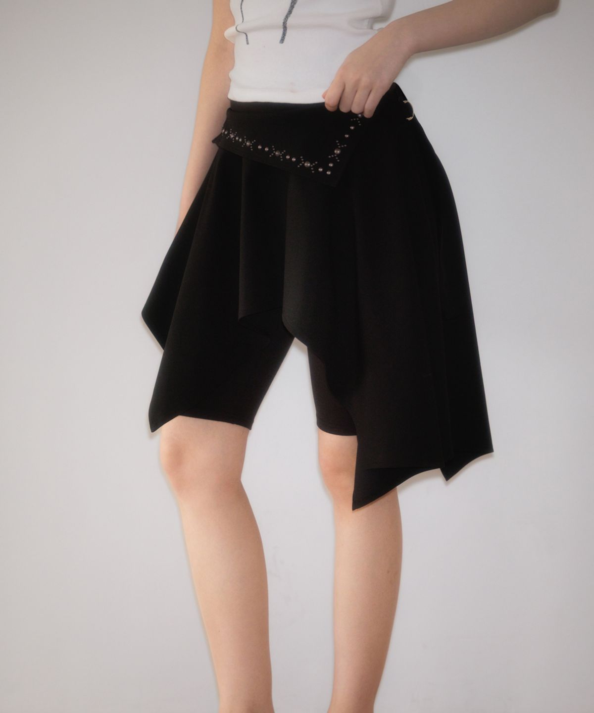 로제프란츠(ROSEFRANTZ) Stud unbalance Flare Skirt [Black]