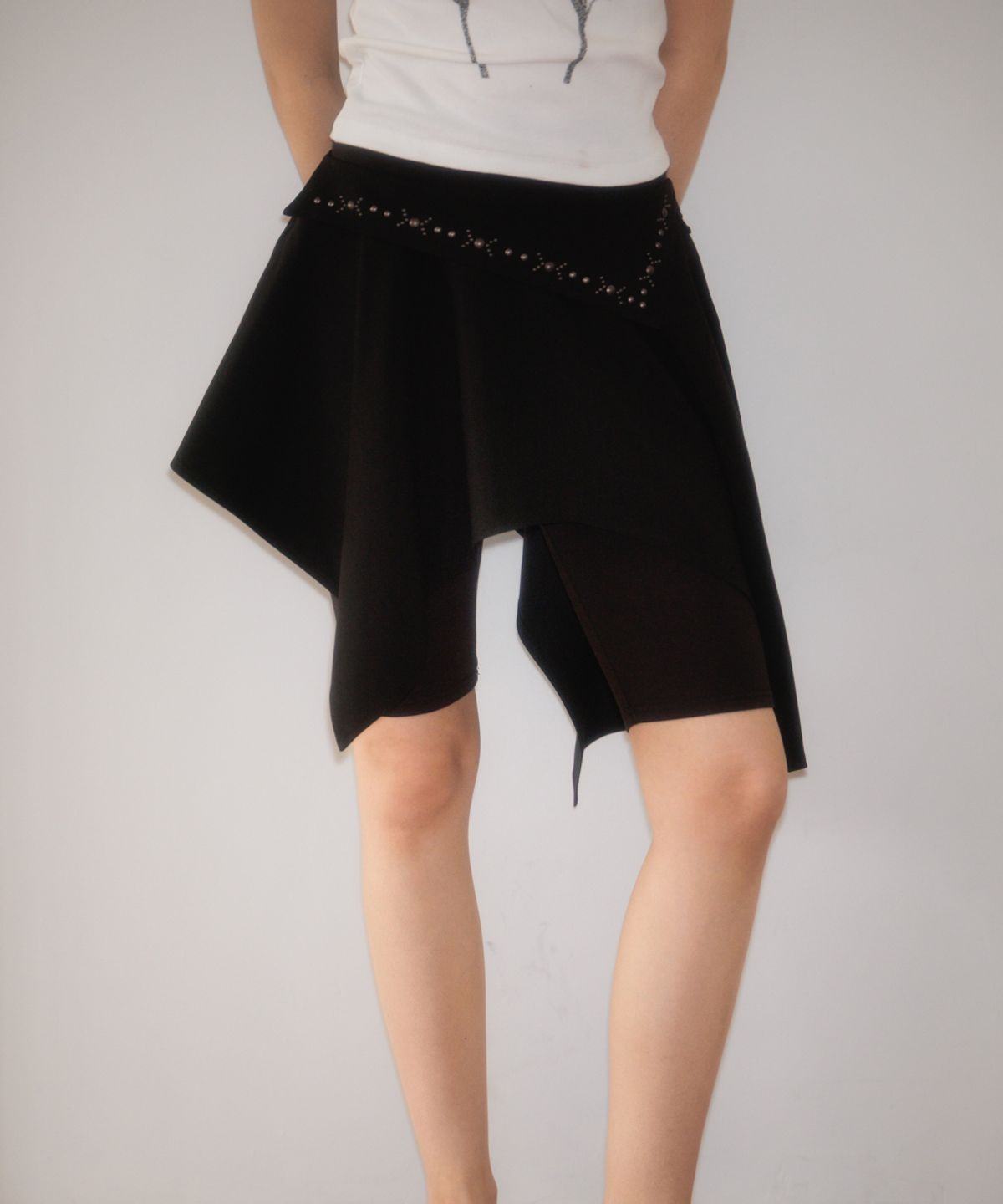 로제프란츠(ROSEFRANTZ) Stud unbalance Flare Skirt [Black]