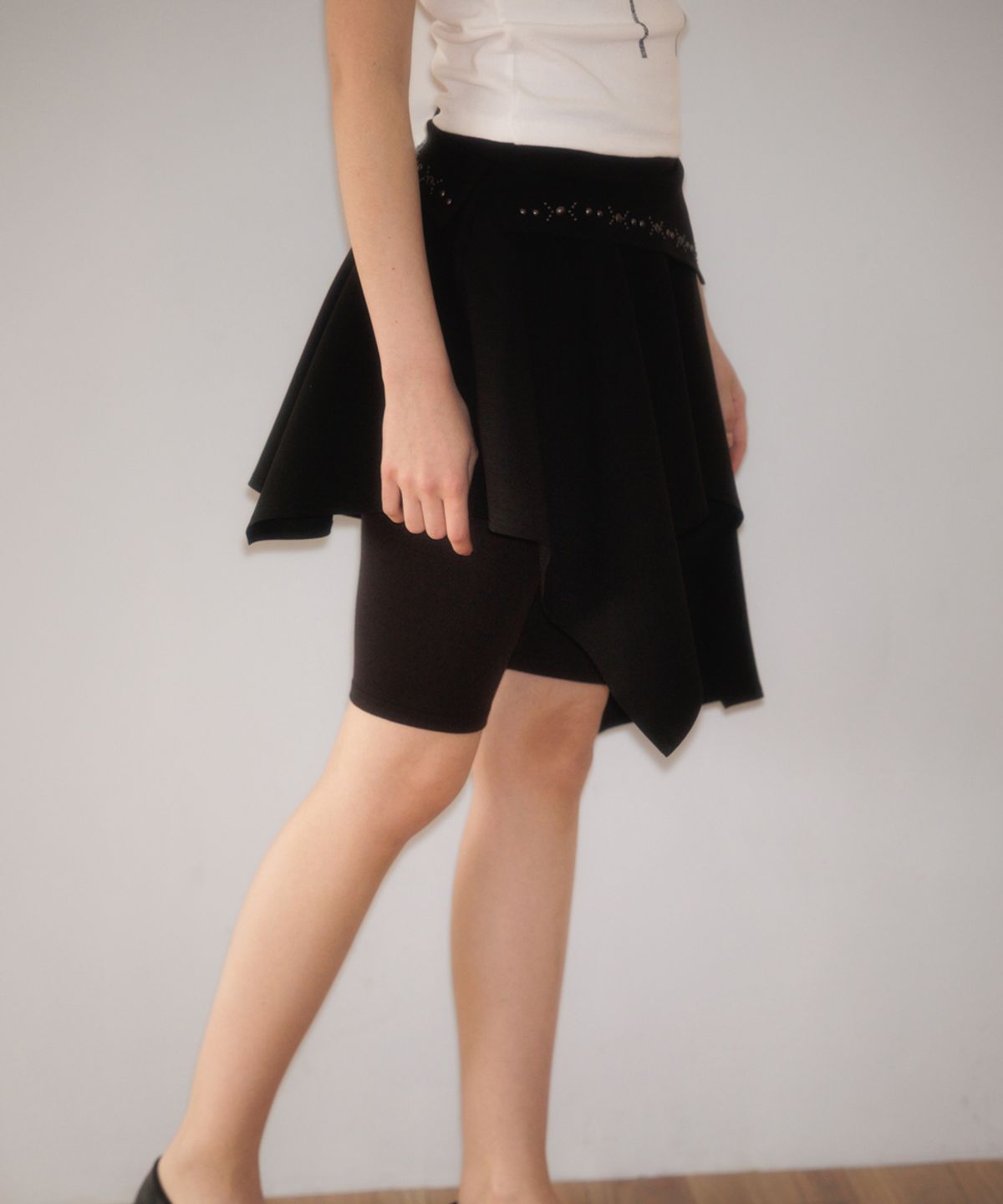 로제프란츠(ROSEFRANTZ) Stud unbalance Flare Skirt [Black]