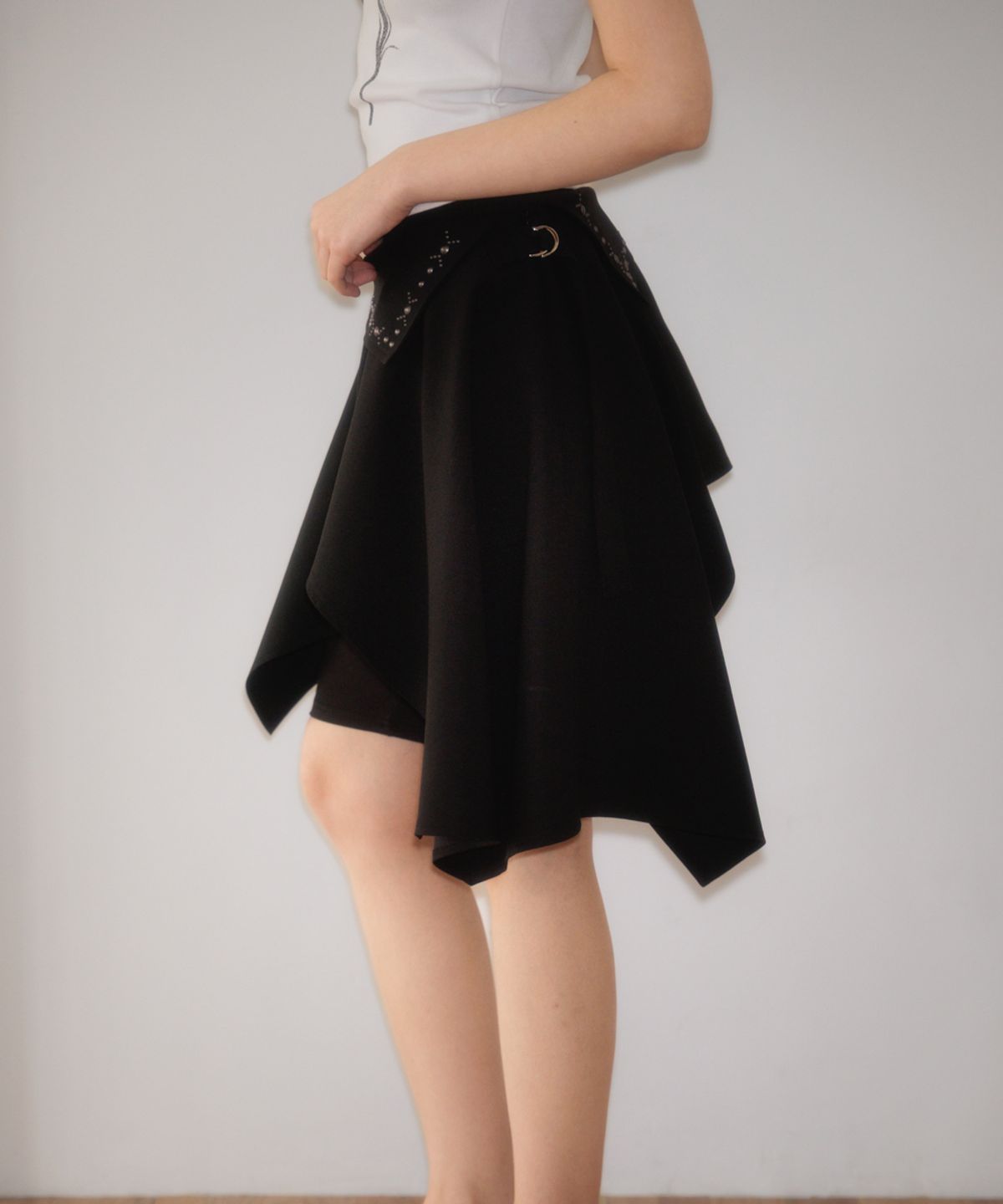 로제프란츠(ROSEFRANTZ) Stud unbalance Flare Skirt [Black]