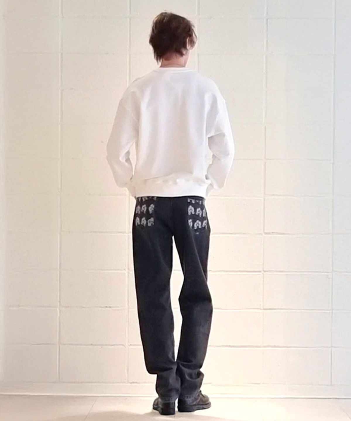 유지옷(YUJEEOT) 호접란 로고 백포켓 스트레이트 블랙 데님