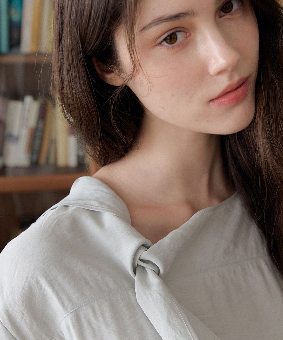 머지앤밍글(MERGE&MINGLE) Soft Knot Tie Blouse (Mint Gray)