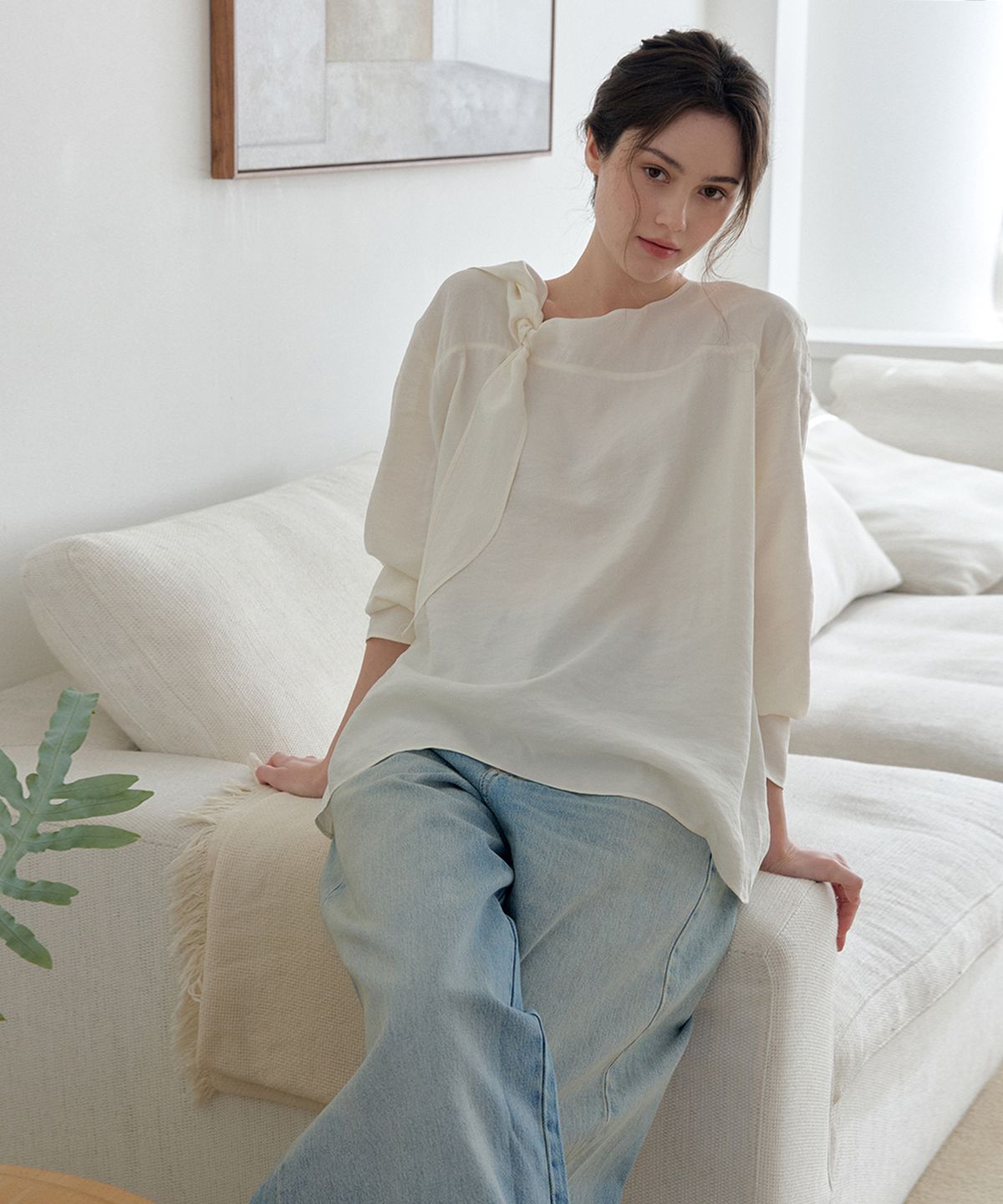 머지앤밍글(MERGE&MINGLE) Soft Knot Tie Blouse (Ivory)