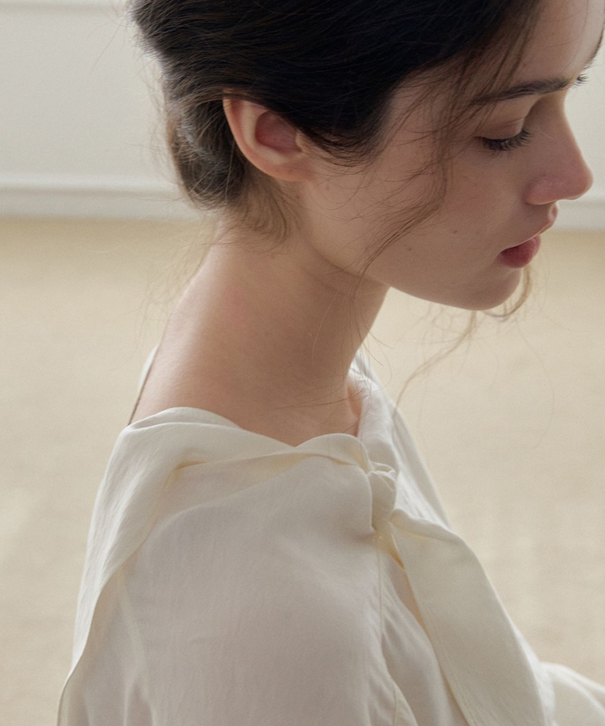 머지앤밍글(MERGE&MINGLE) Soft Knot Tie Blouse (Ivory)