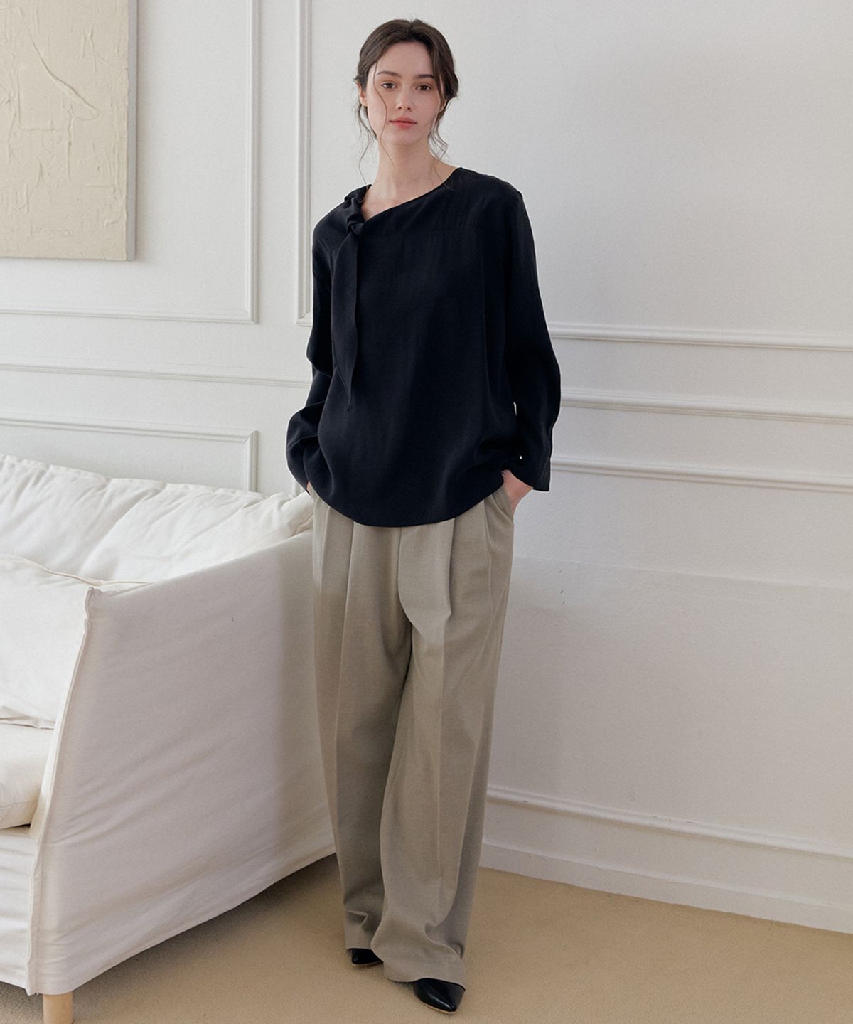 머지앤밍글(MERGE&MINGLE) Soft Knot Tie Blouse (Black)