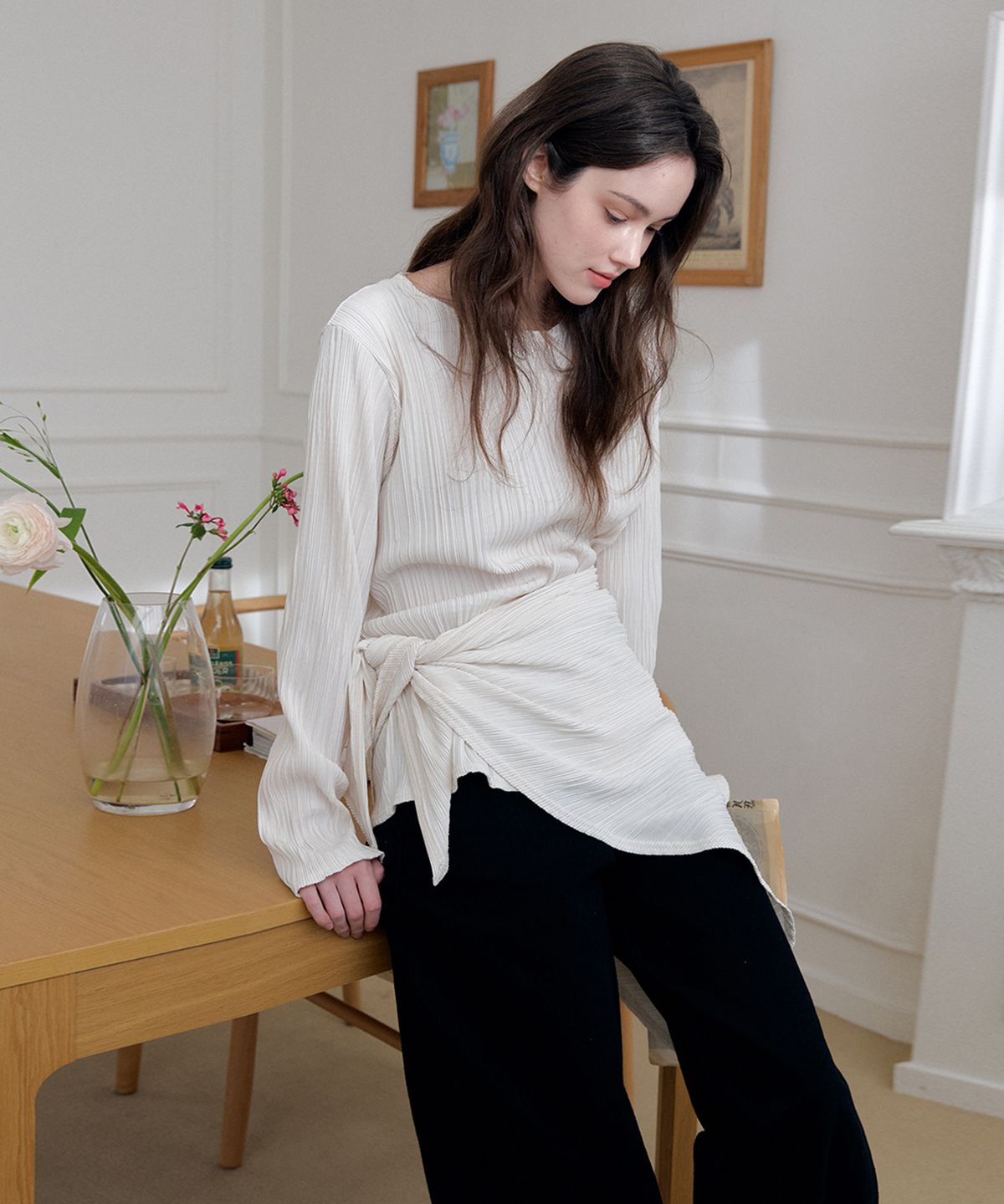머지앤밍글(MERGE&MINGLE) Iconic Pleats Wrap Scarf Blouse T (Ivory)