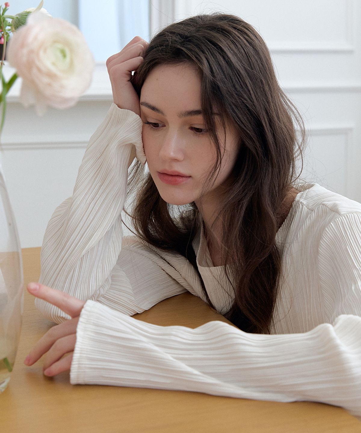 머지앤밍글(MERGE&MINGLE) Iconic Pleats Wrap Scarf Blouse T (Ivory)