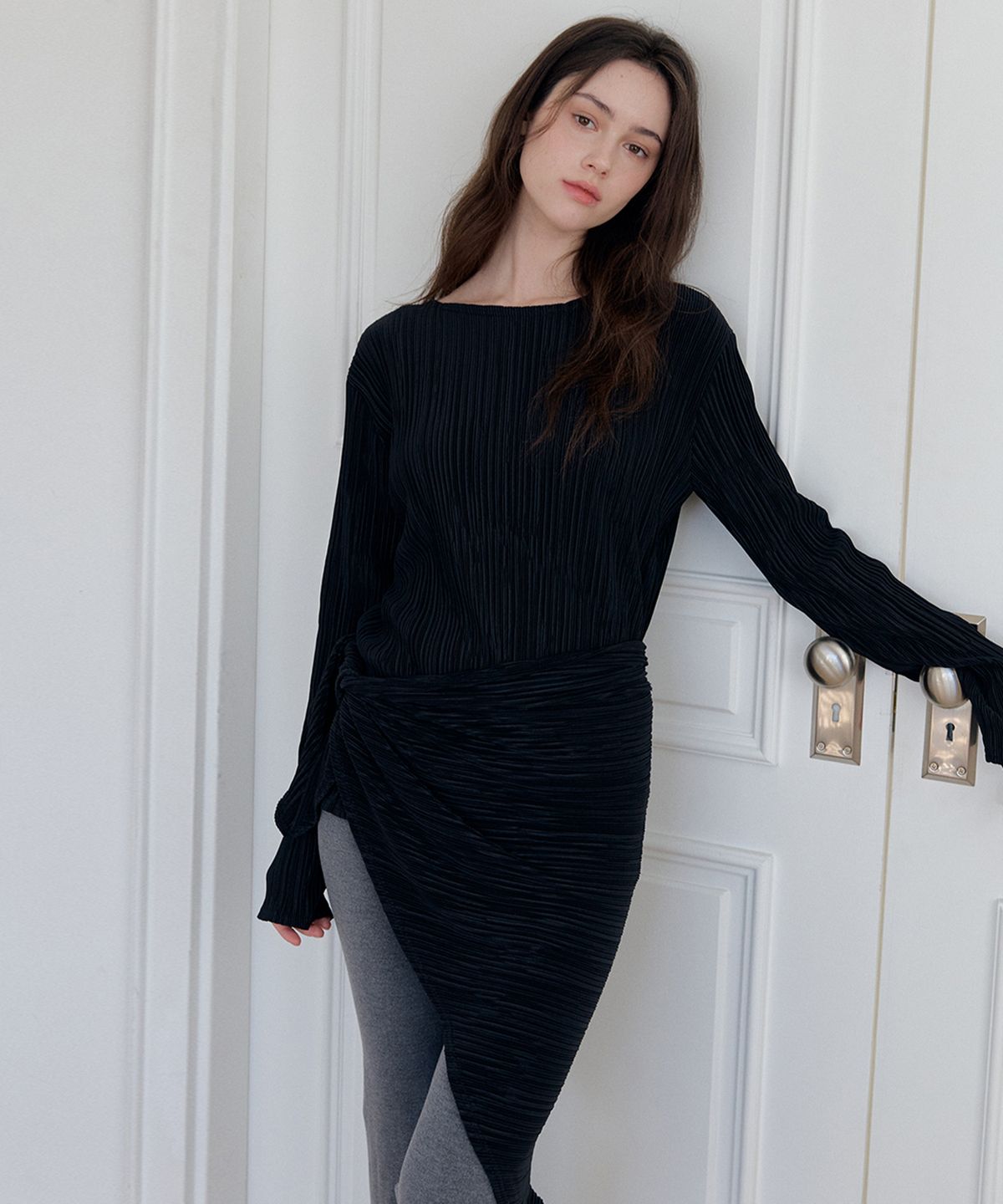 머지앤밍글(MERGE&MINGLE) Iconic Pleats Wrap Scarf Blouse T (Black)