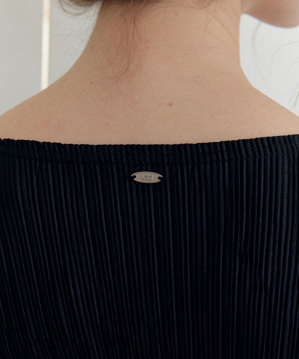 머지앤밍글(MERGE&MINGLE) Iconic Pleats Wrap Scarf Blouse T (Black)