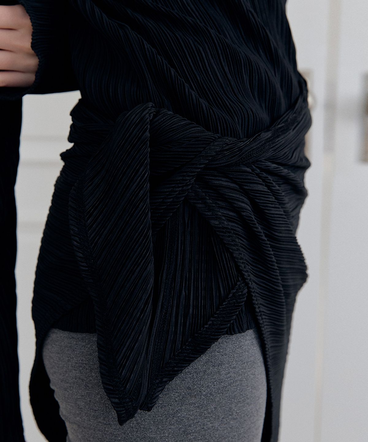 머지앤밍글(MERGE&MINGLE) Iconic Pleats Wrap Scarf Blouse T (Black)