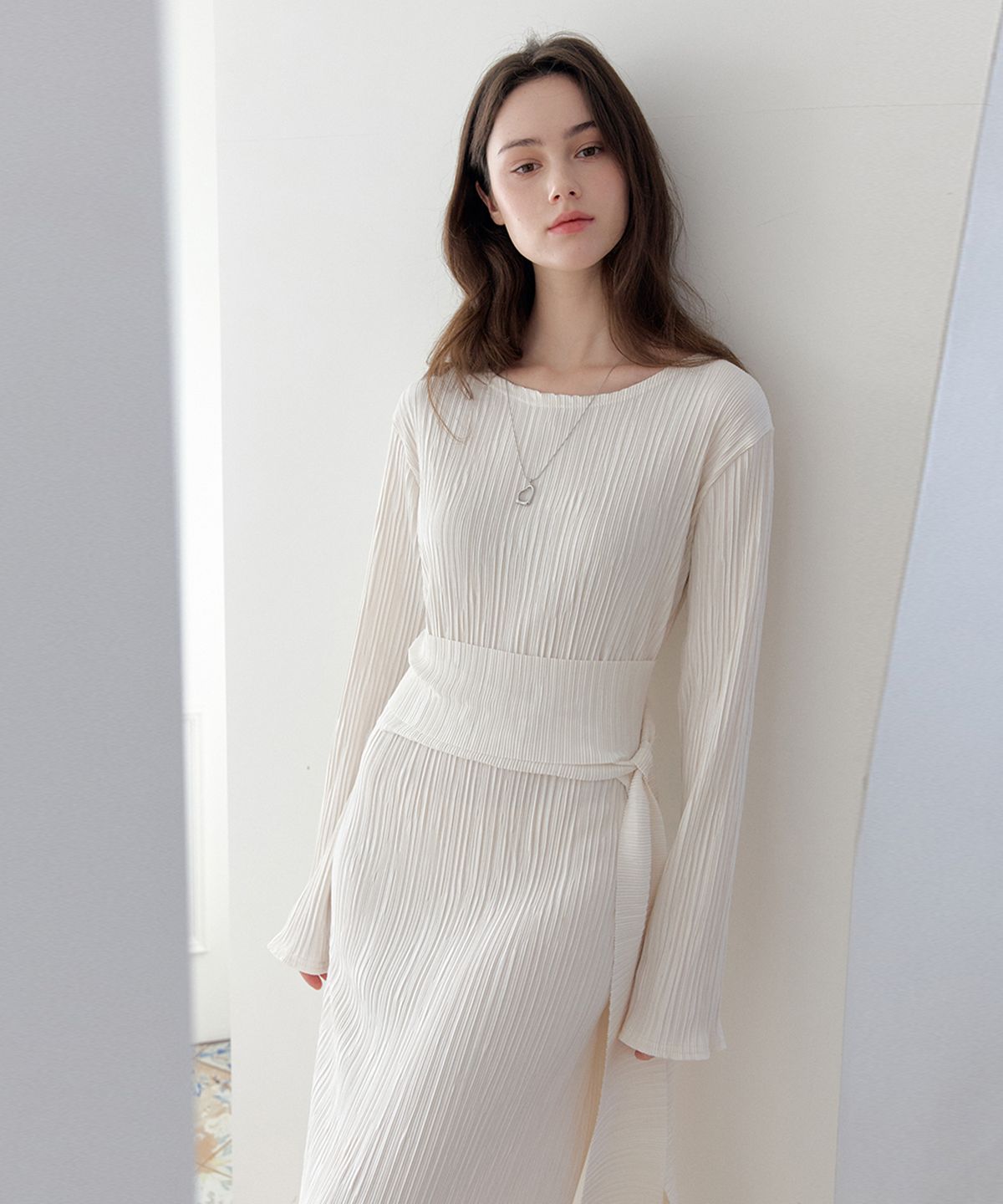 머지앤밍글(MERGE&MINGLE) Iconic Pleats Maxi Belted Dress (Ivory)