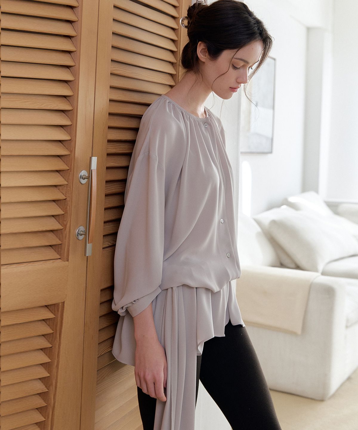 머지앤밍글(MERGE&MINGLE) Halo Neck Shirring Belt Chiffon Blouse (Mint Gray)