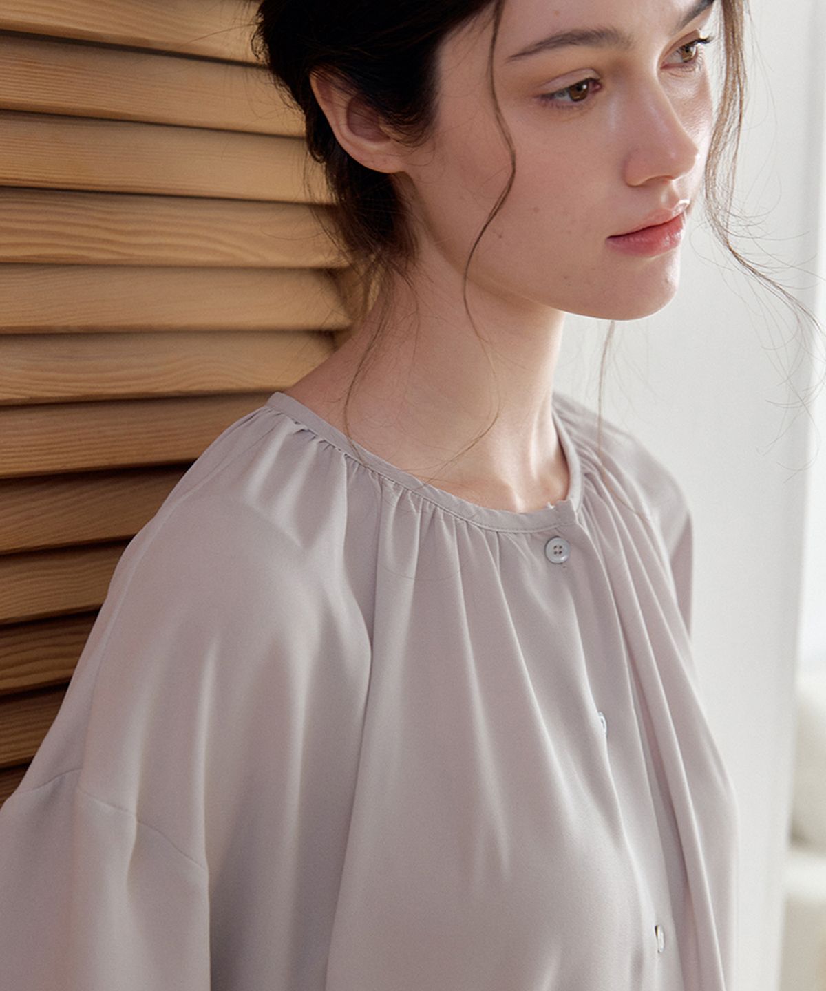 머지앤밍글(MERGE&MINGLE) Halo Neck Shirring Belt Chiffon Blouse (Mint Gray)