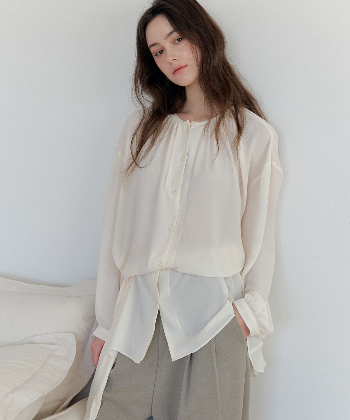 머지앤밍글(MERGE&MINGLE) Halo Neck Shirring Belt Chiffon Blouse (Ivory)