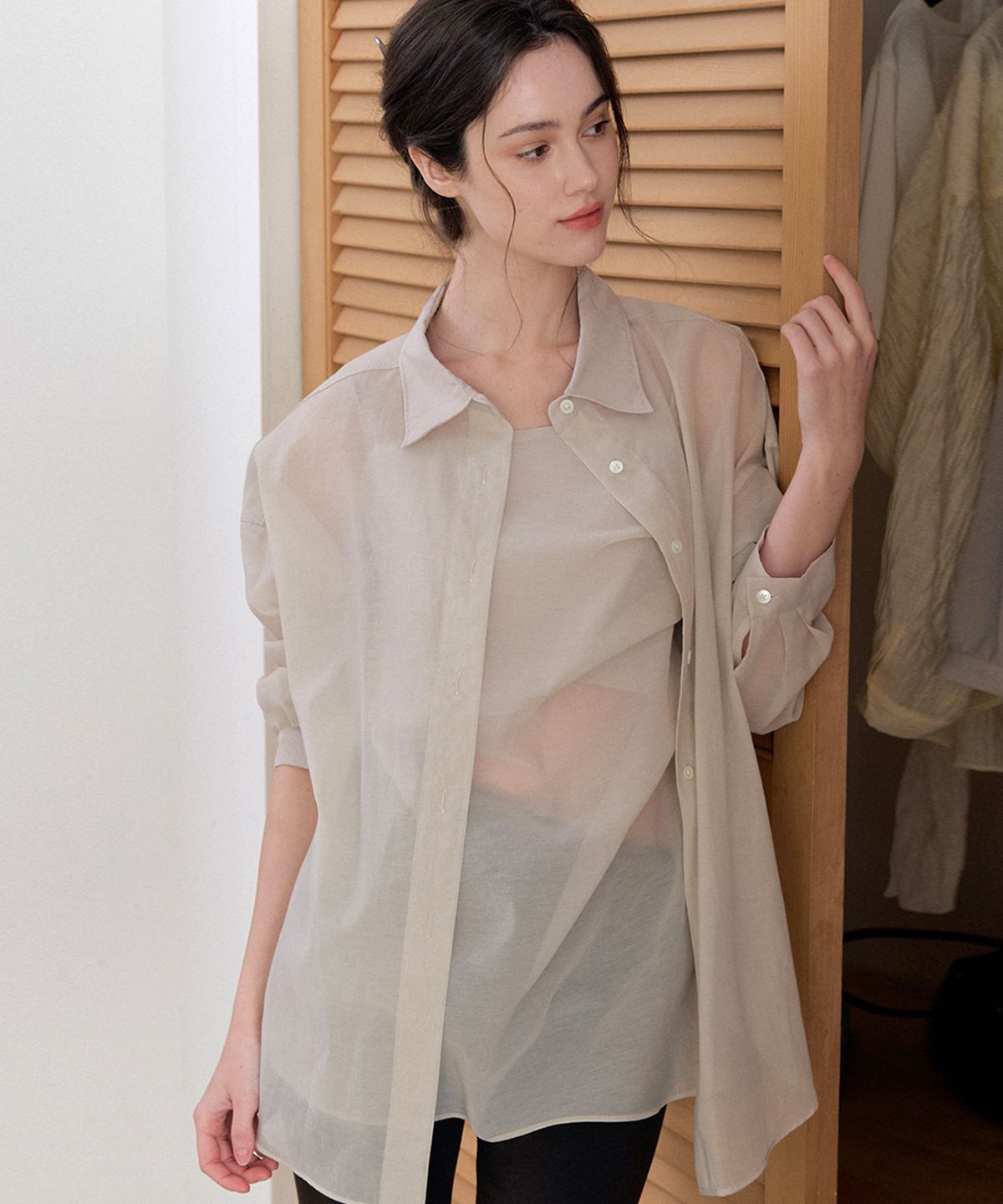 머지앤밍글(MERGE&MINGLE) Breezy Serif Shirring Sleeveless Line Blouse+Overshirt Set (Light Beige)