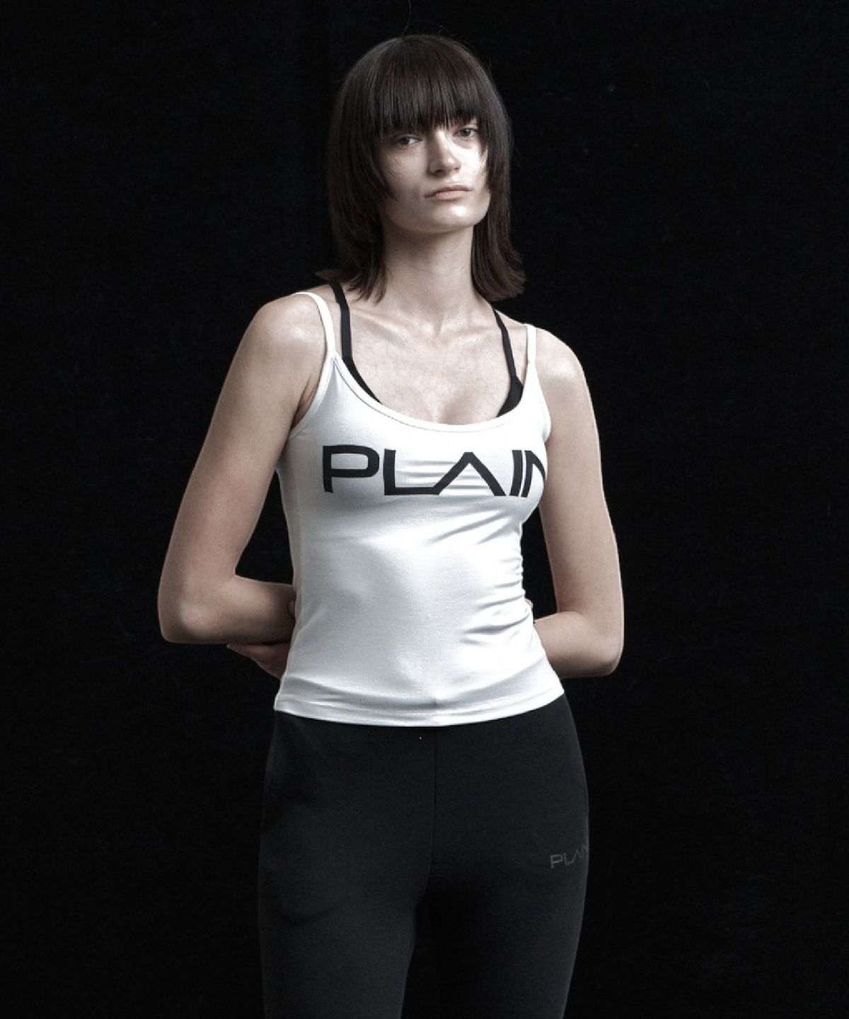 시너진(SYNERJYN) PLAIN BOLD SLEEVELESS WHITE