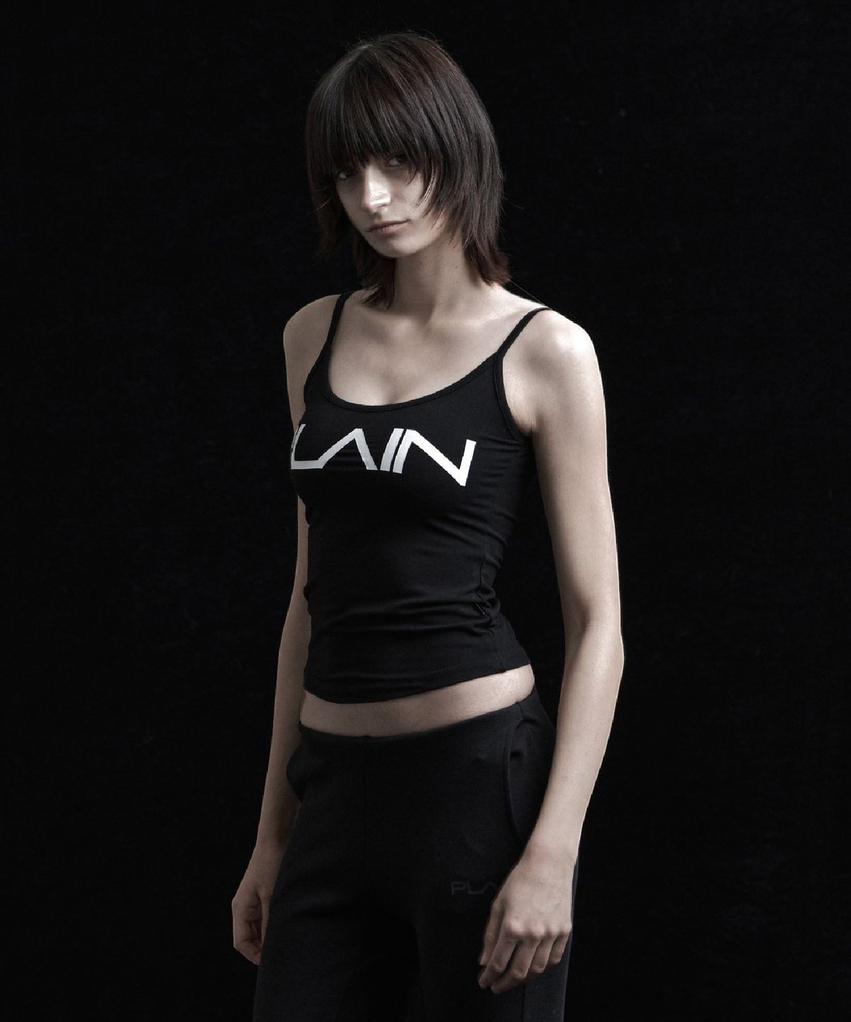 시너진(SYNERJYN) PLAIN BOLD SLEEVELESS BLACK