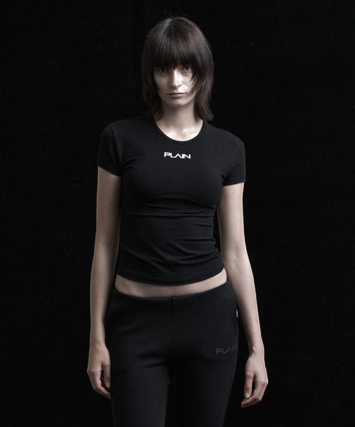 시너진(SYNERJYN) PLAIN BASIC SHORT SLEEVE BLACK