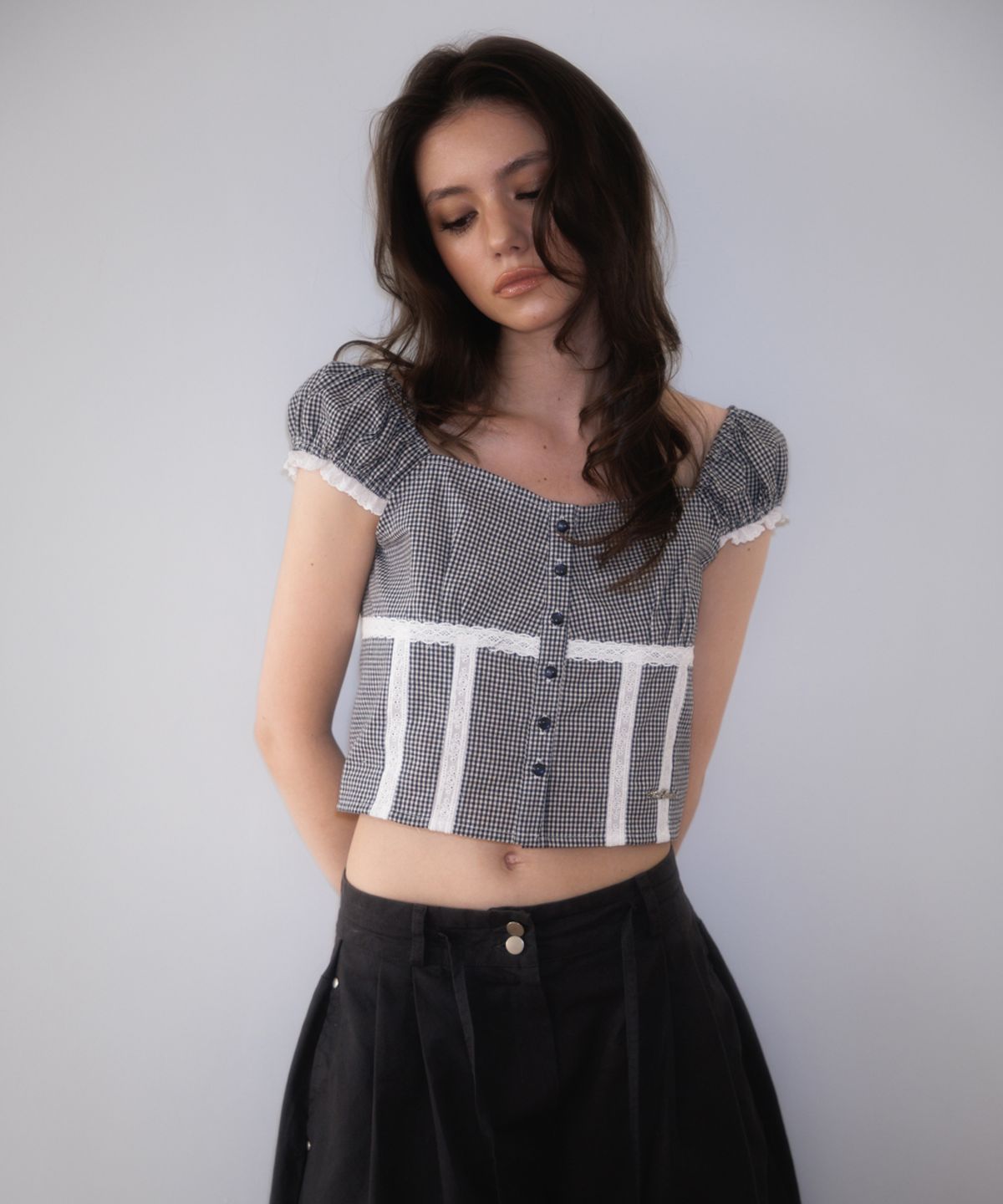로제프란츠(ROSEFRANTZ) Check Shirring Crop Blouse [Navy]