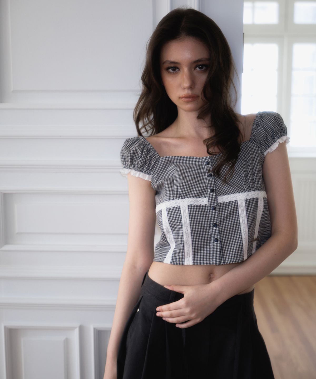 로제프란츠(ROSEFRANTZ) Check Shirring Crop Blouse [Navy]