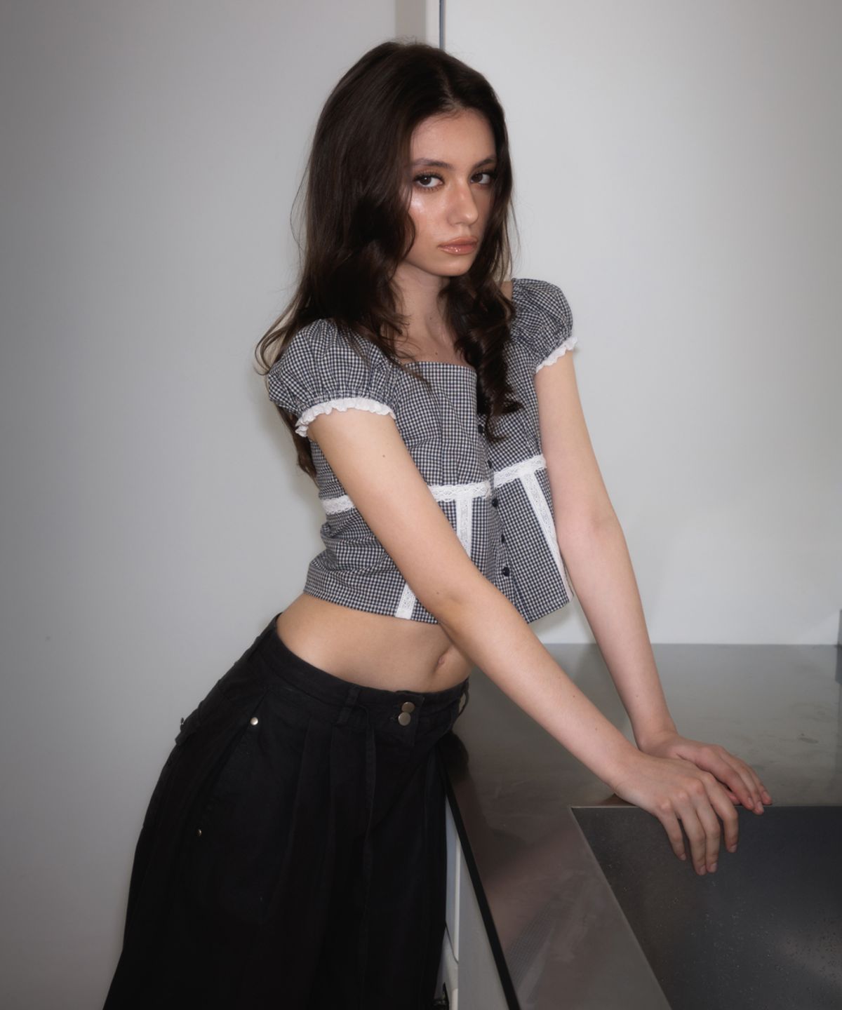 로제프란츠(ROSEFRANTZ) Check Shirring Crop Blouse [Navy]