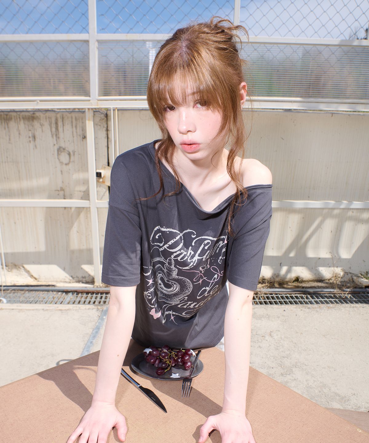 파퓸드로브(PARFUM DE LAUBE) Faded Off-Shoulder T-Shirts Charcoal