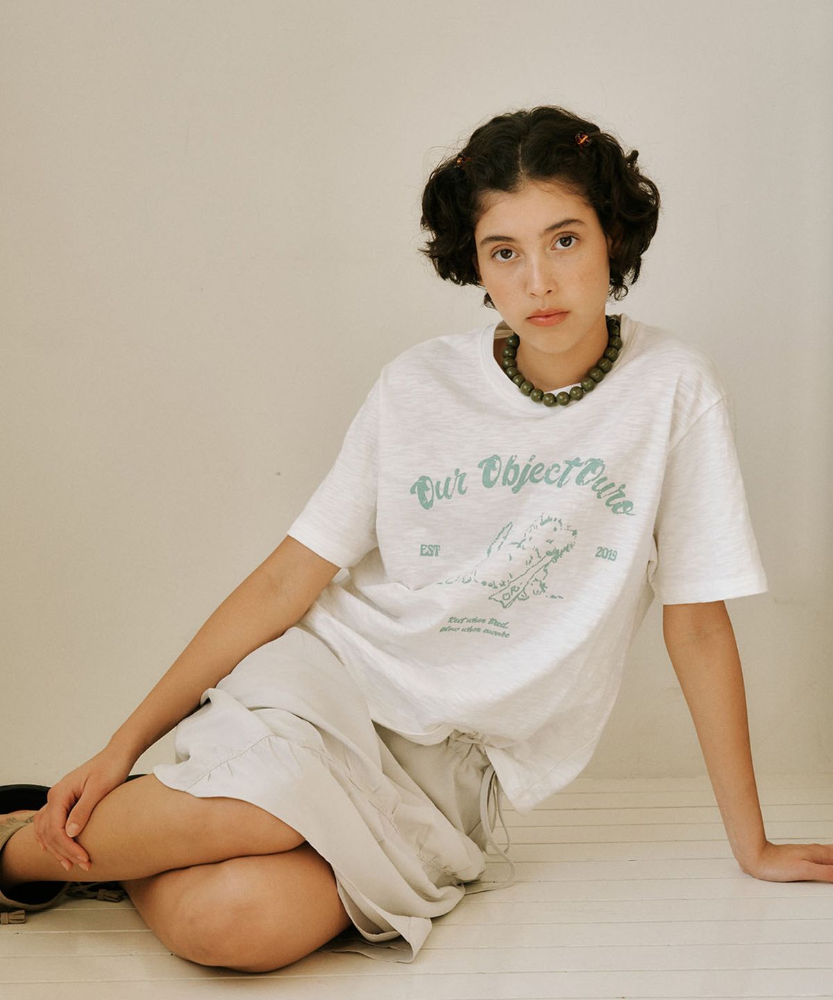아우로(OURO) TERRIER GRAPHIC TEE [ CLOUD ]