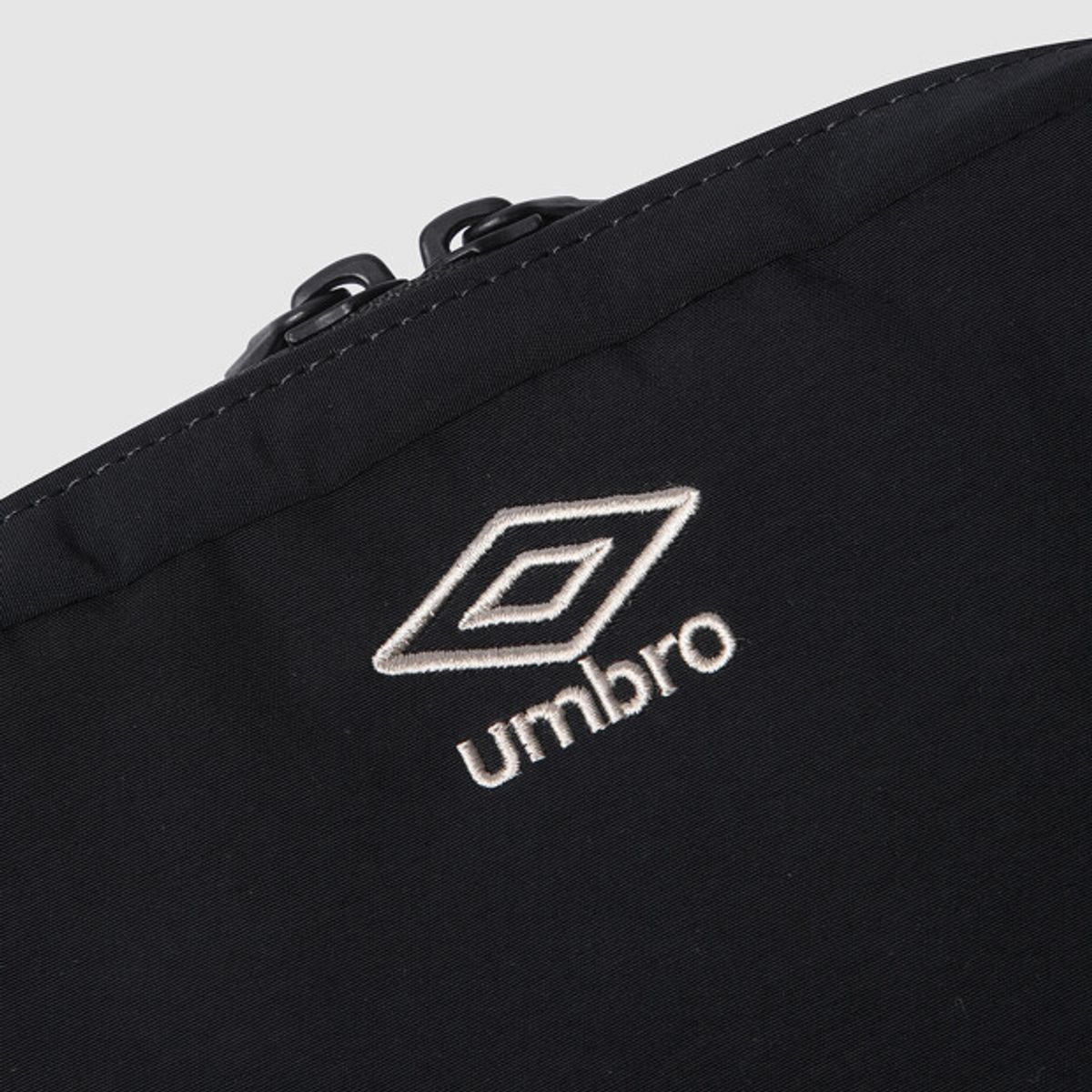 엄브로(UMBRO) 에센셜 월렛 크로스백 블랙 UR223CBG51