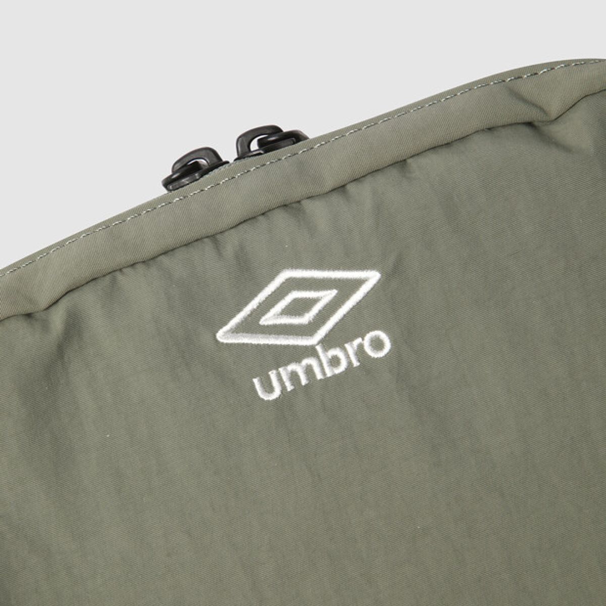 엄브로(UMBRO) 에센셜 월렛 크로스백 카키 UR223CBG51