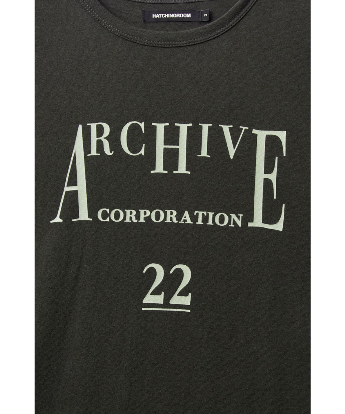 해칭룸(HATCHINGROOM) Archive Corporation Tee Charcoal