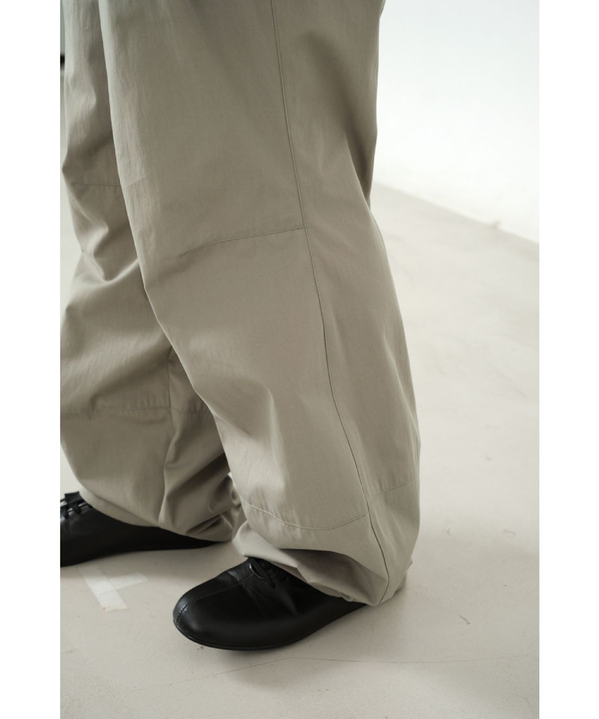 해칭룸(HATCHINGROOM) Volume Pants CN Olive Grey