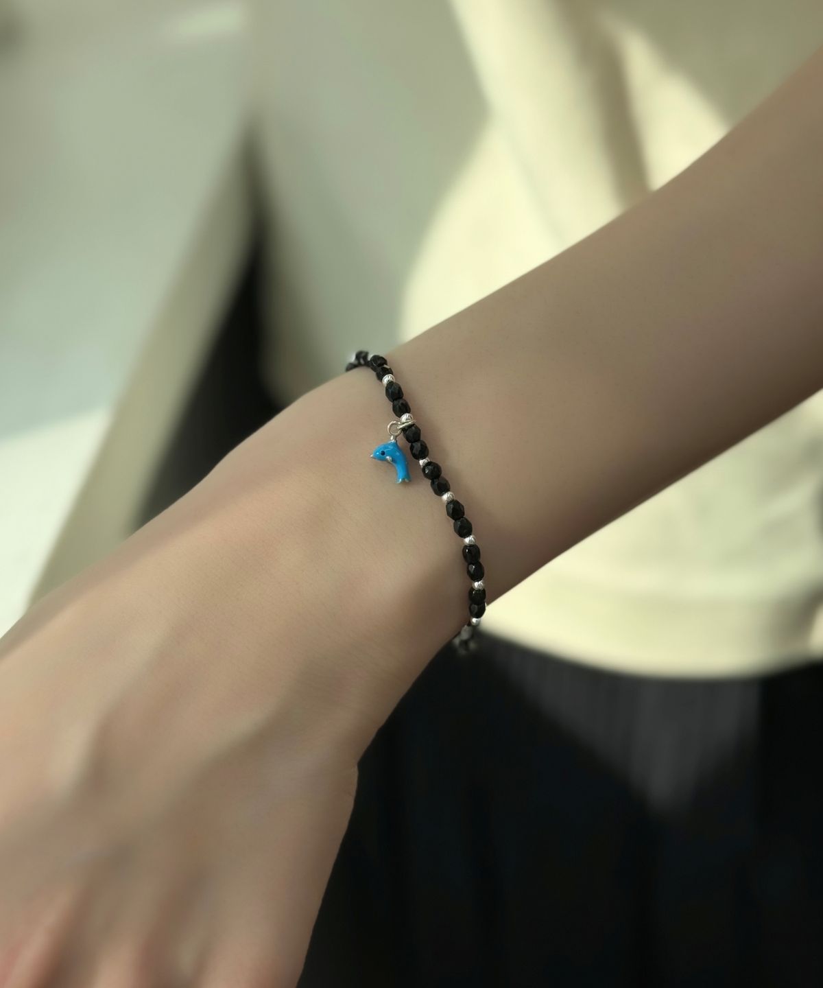 봉보(BONBEAU) Silver dolphin silver ball beads Bracelet 925실버 돌고래 참 은볼 밴딩 블랙 비즈 팔찌