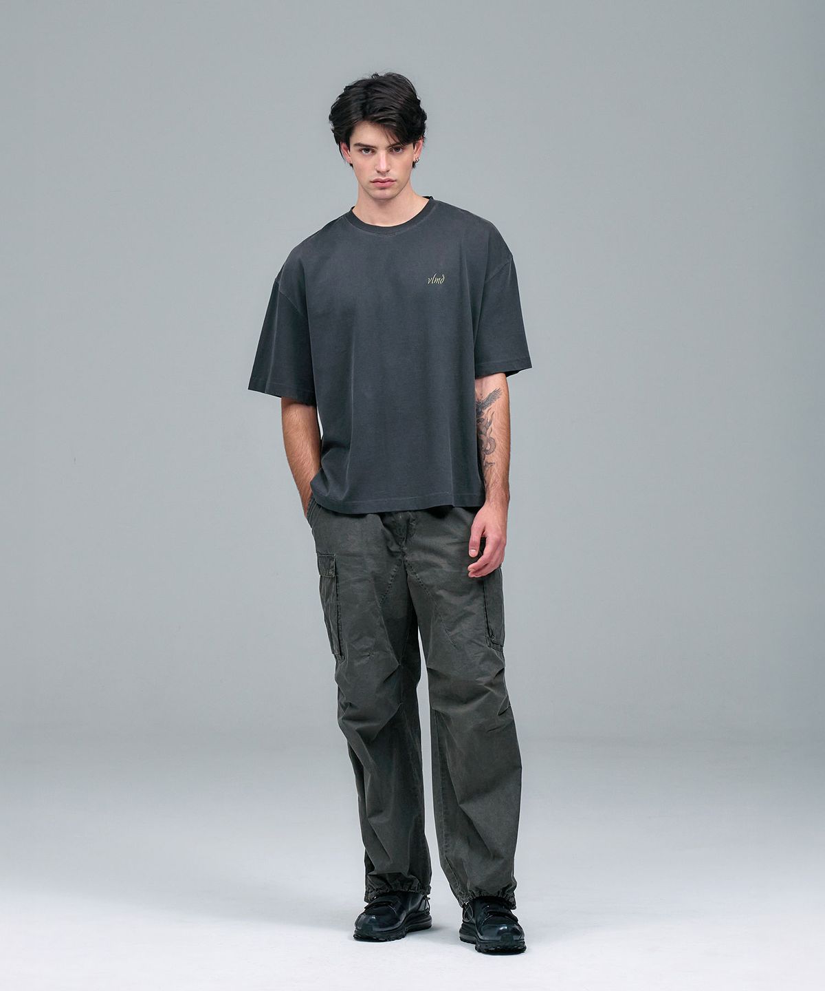 블레민크벨드(VLEMINCKVELD) Vleminckveld vertical script Pigment Oversized T-shirts_Gray, Yellow