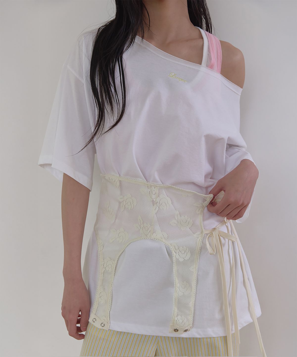 론크(LONQUE) EMBROIDERY OFF SHOULDER OVERSIZED T-SHIRT (WHITE)