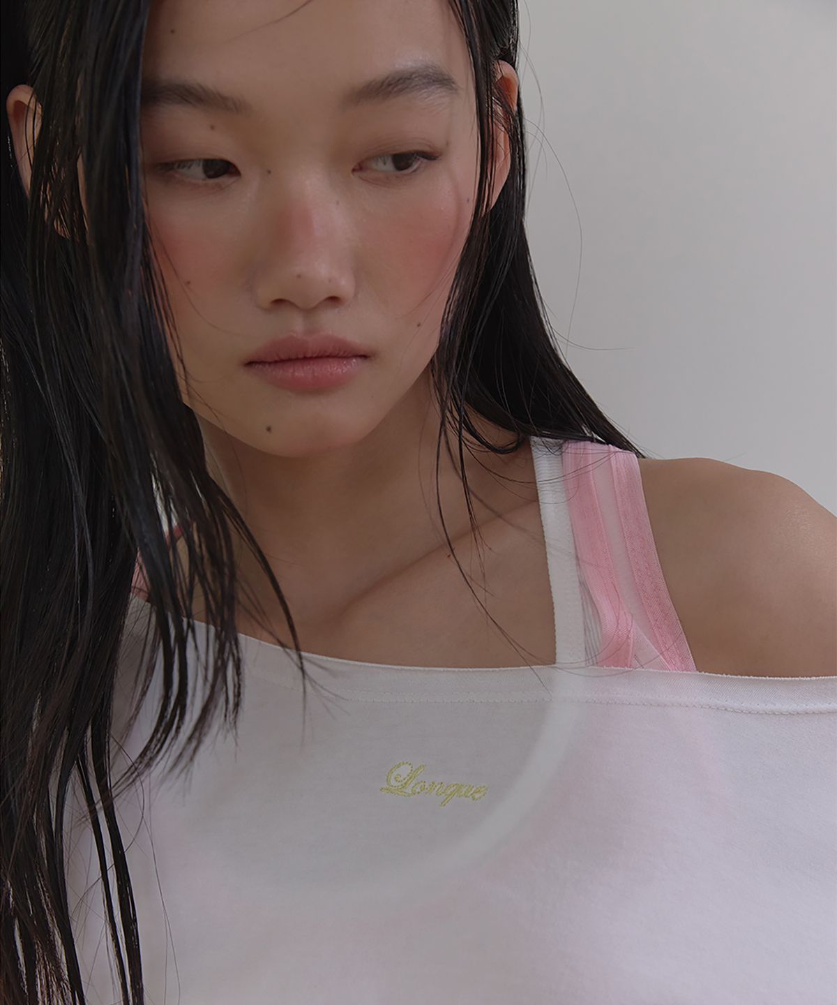론크(LONQUE) EMBROIDERY OFF SHOULDER OVERSIZED T-SHIRT (WHITE)
