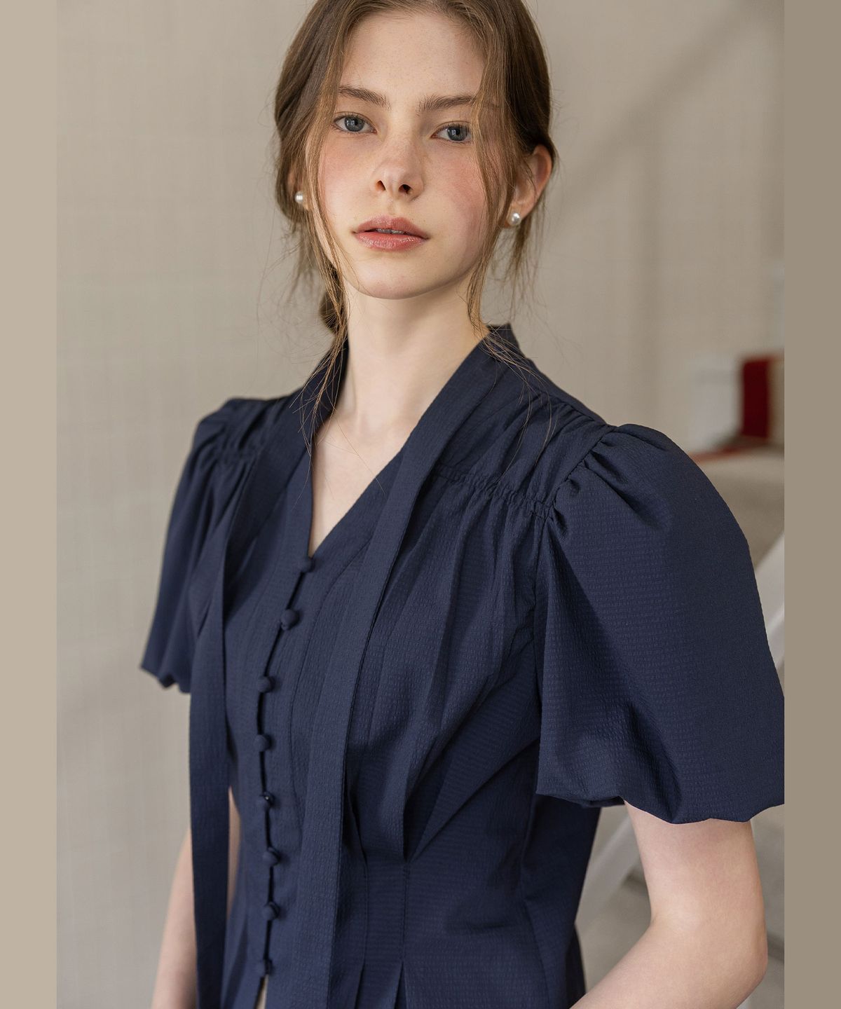 로트르드민(LAUTREDE MIN) Seersucker Tied Navy Blouse