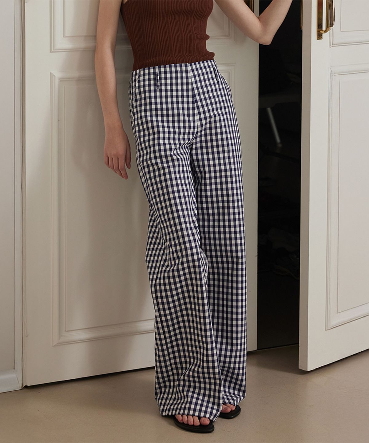 퀸스래빗(Q'SRB) Clean-Cut Cotton Tuck Low-Waist Pants_Navy_2colors