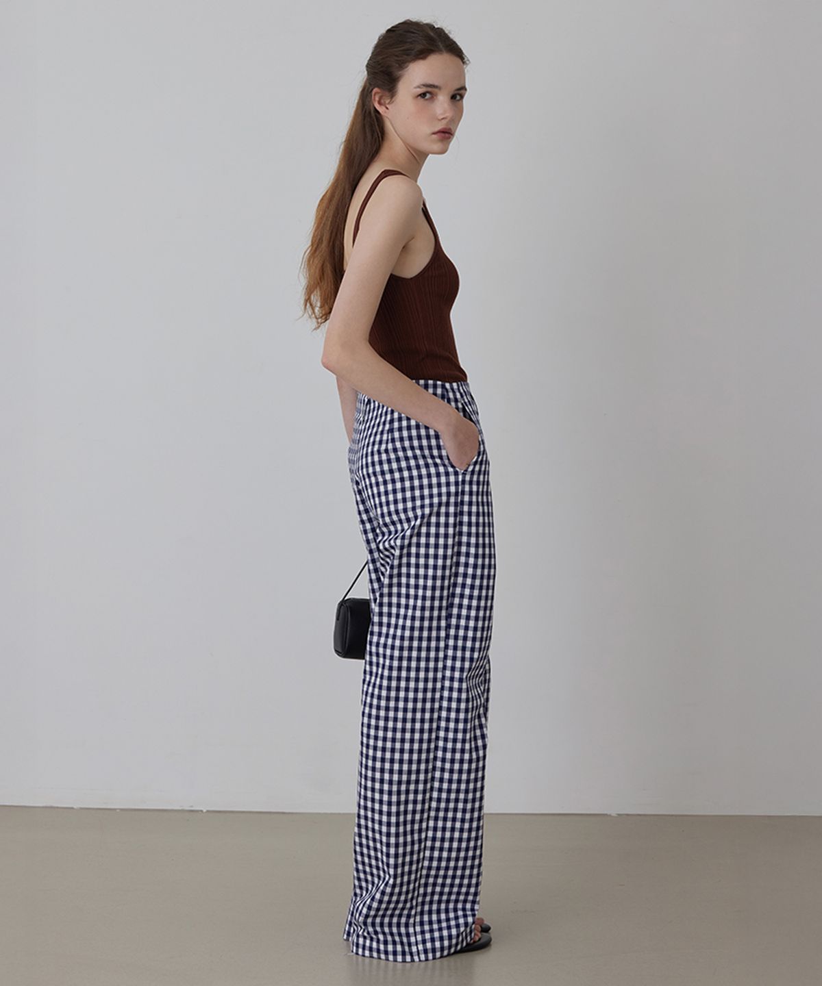 퀸스래빗(Q'SRB) Clean-Cut Cotton Tuck Low-Waist Pants_Navy_2colors