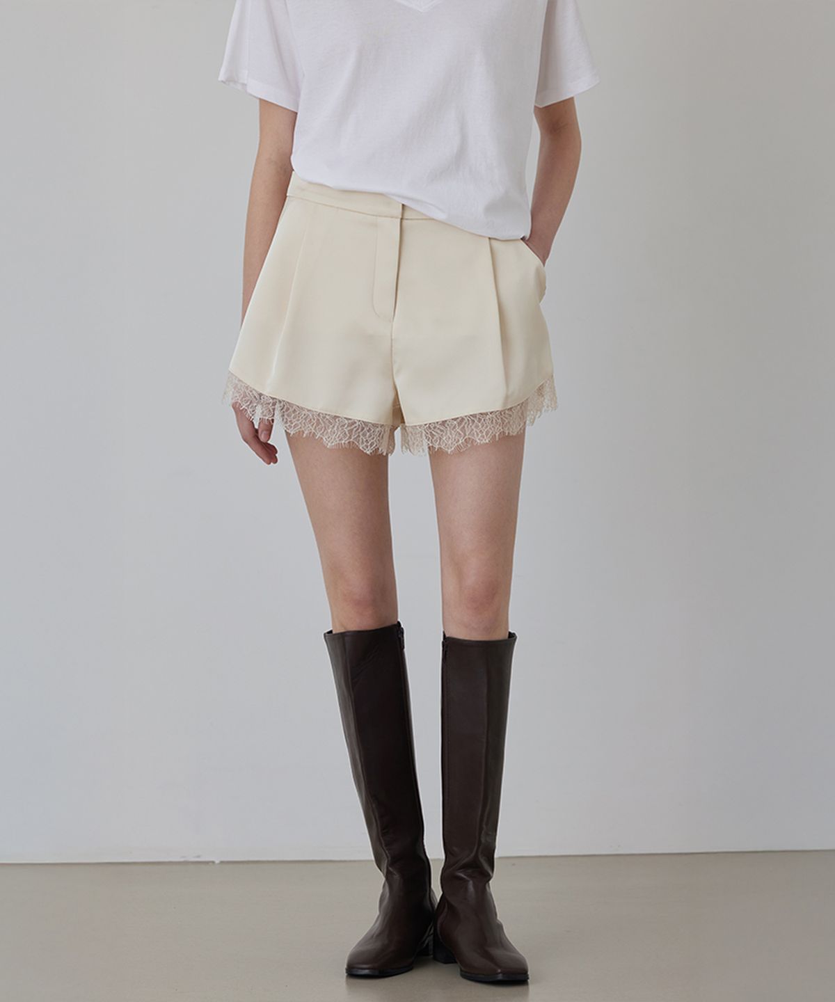 퀸스래빗(Q'SRB) Lace-Trimmed Satin Mini Shorts