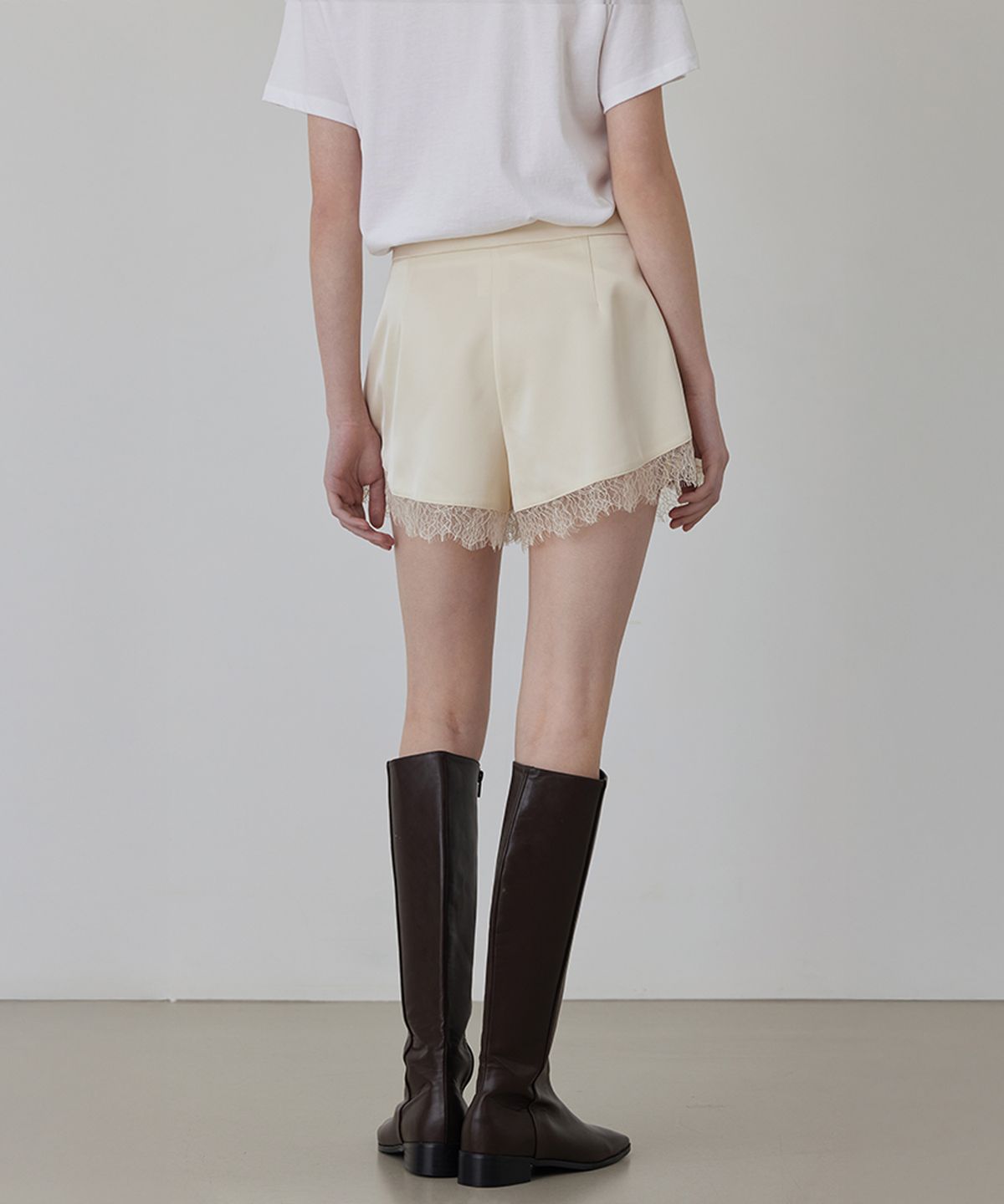 퀸스래빗(Q'SRB) Lace-Trimmed Satin Mini Shorts