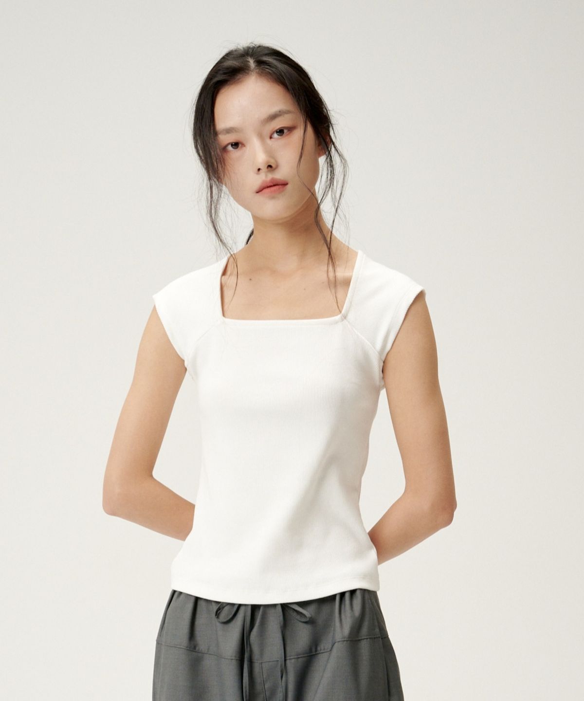 린테(LYNTE) 스퀘어 나시티셔츠