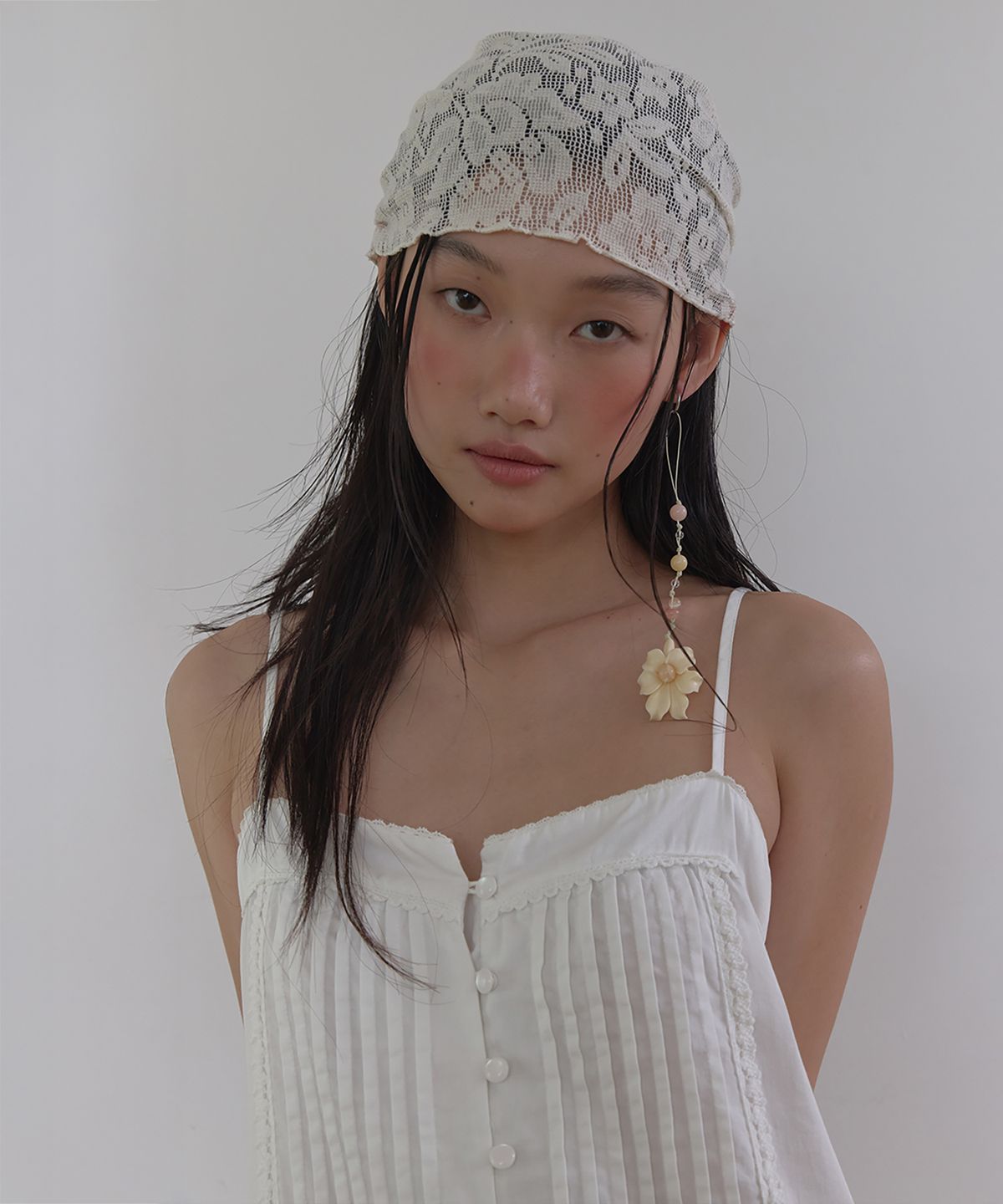 론크(LONQUE) FLORAL LACE SCARF (IVORY)