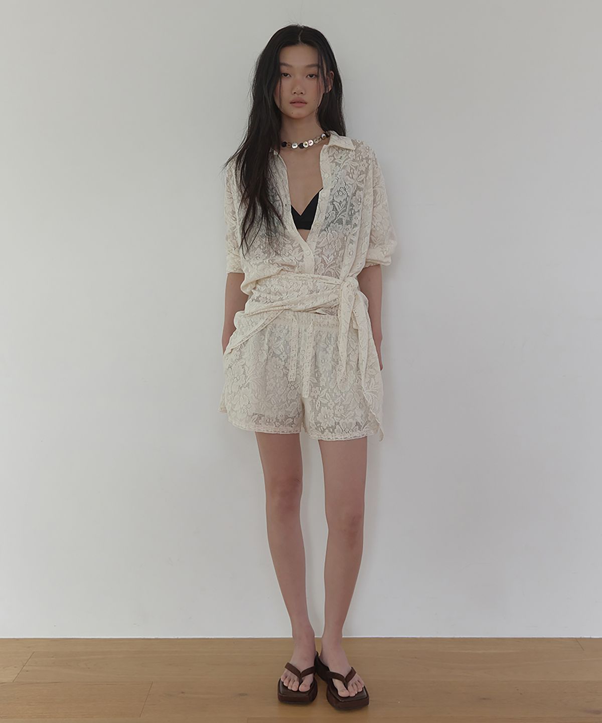 론크(LONQUE) FLORAL LACE BANDING SHORTS (IVORY)