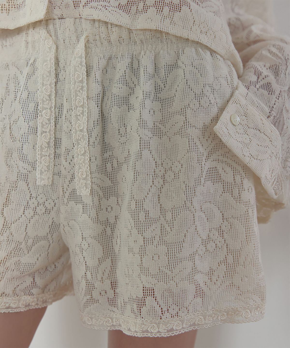 론크(LONQUE) FLORAL LACE BANDING SHORTS (IVORY)