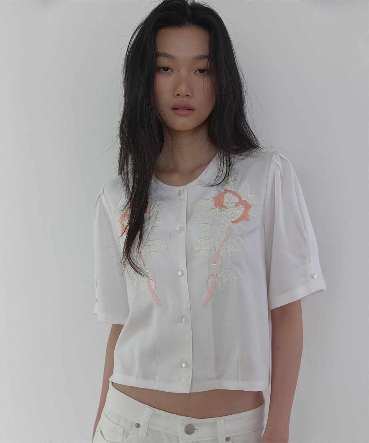 론크(LONQUE) FLORAL EMBROIDERY CROP BLOUSE (IVORY)