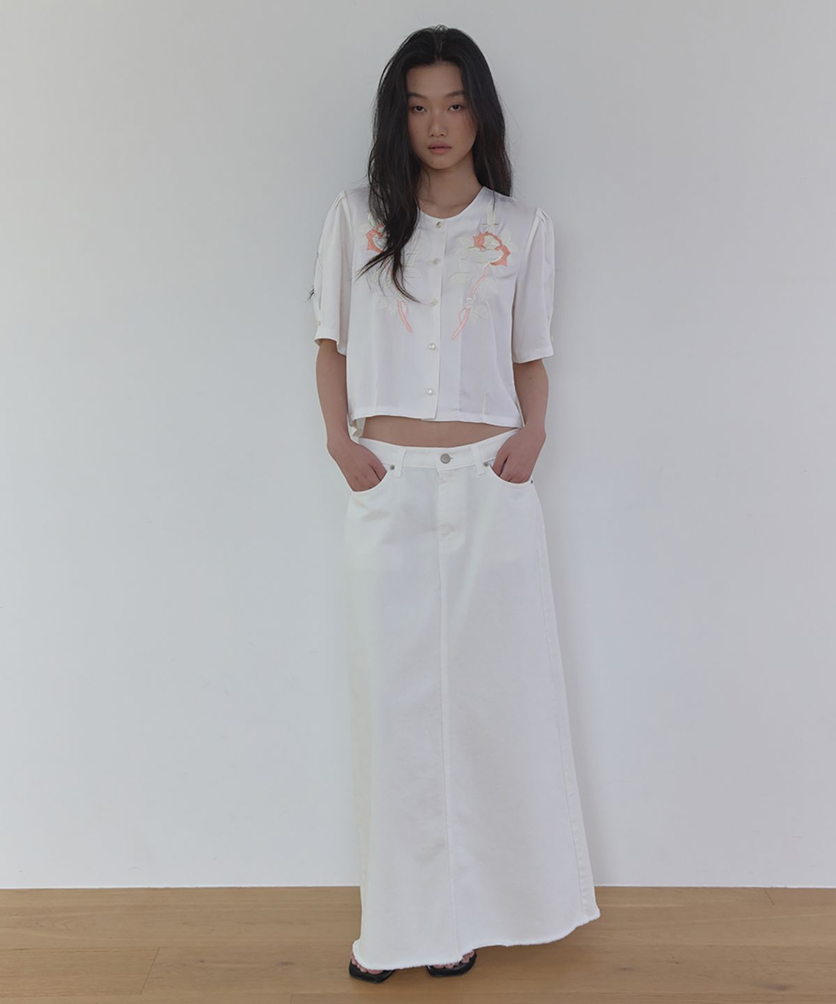 론크(LONQUE) FLORAL EMBROIDERY CROP BLOUSE (IVORY)
