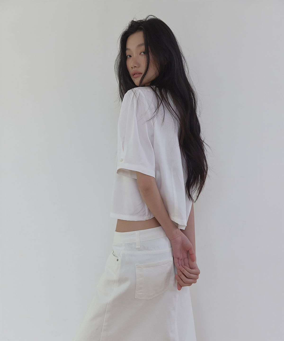 론크(LONQUE) FLORAL EMBROIDERY CROP BLOUSE (IVORY)