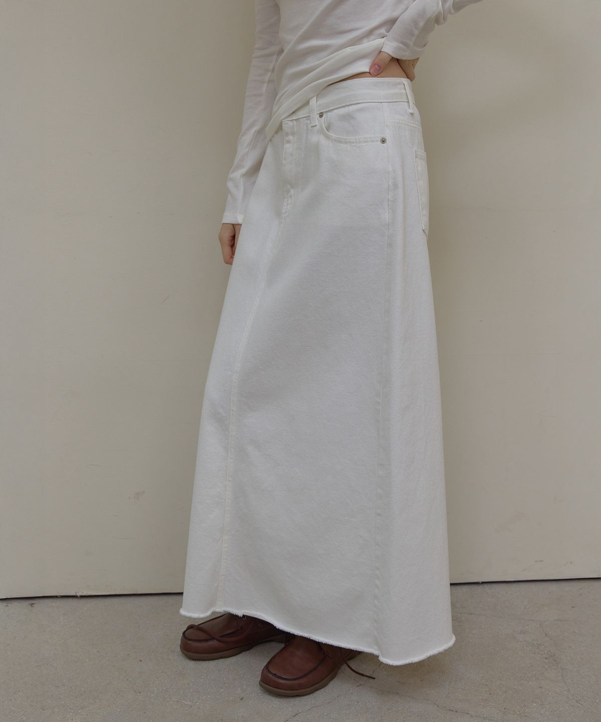 론크(LONQUE) SLIT DENIM MAXI SKIRT (WHITE)
