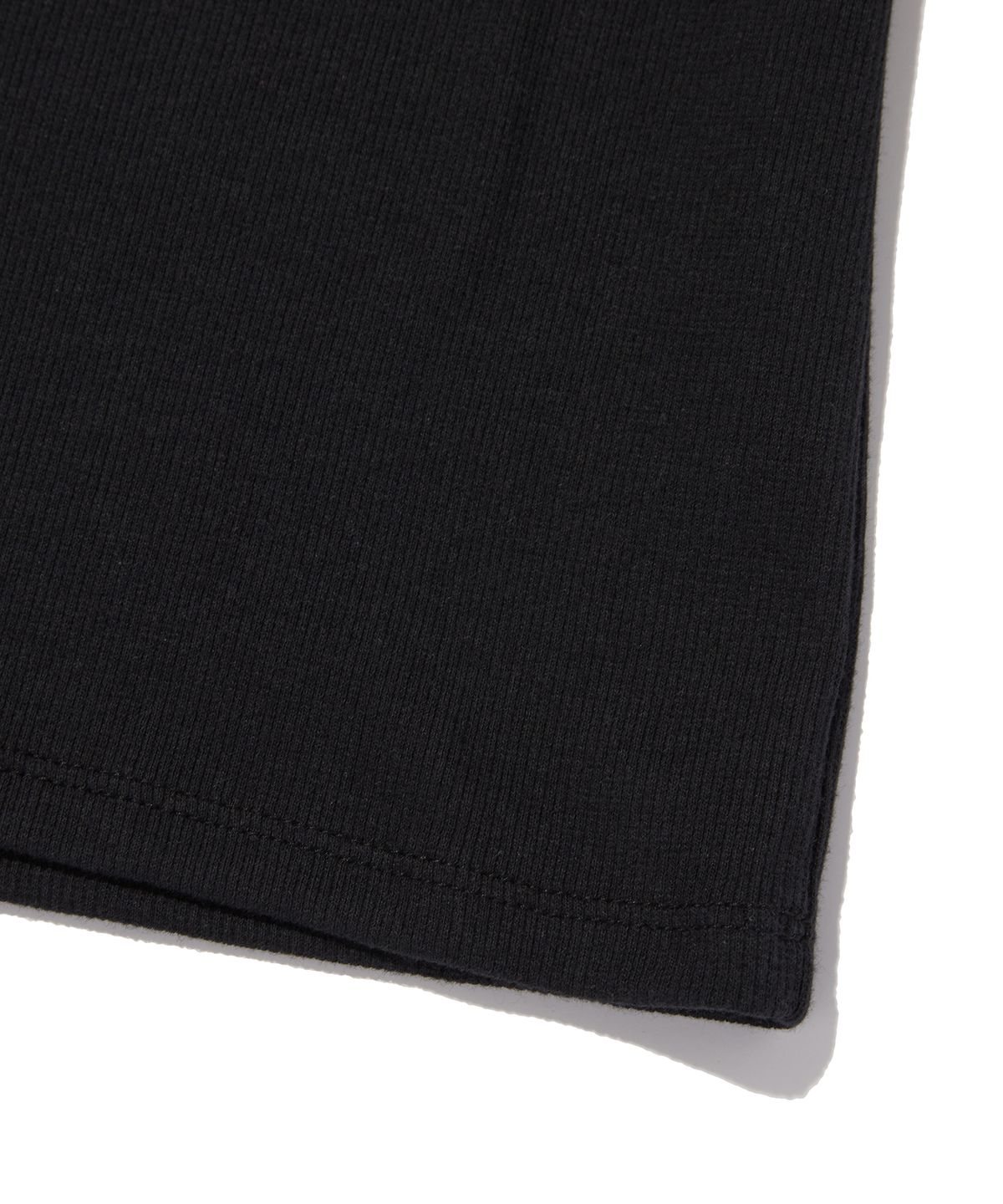 스웨이드(SUADE) RIBBED CROP TEE [BLACK]