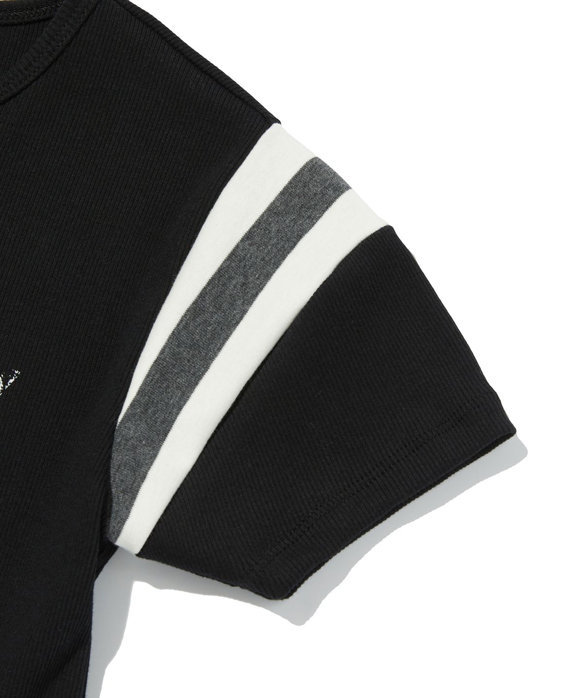 스웨이드(SUADE) STRIPED SHOULDER CROP TEE [BLACK]